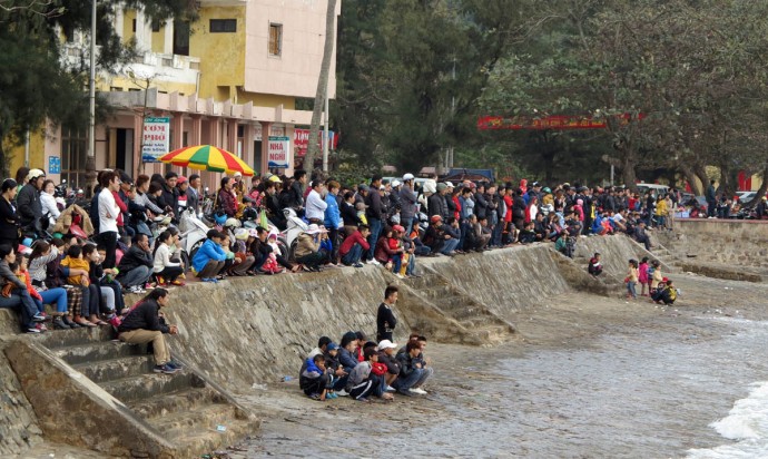 Hội đua thuyền rồng trên biển Đồ Sơn mừng Đảng, mừng xuân